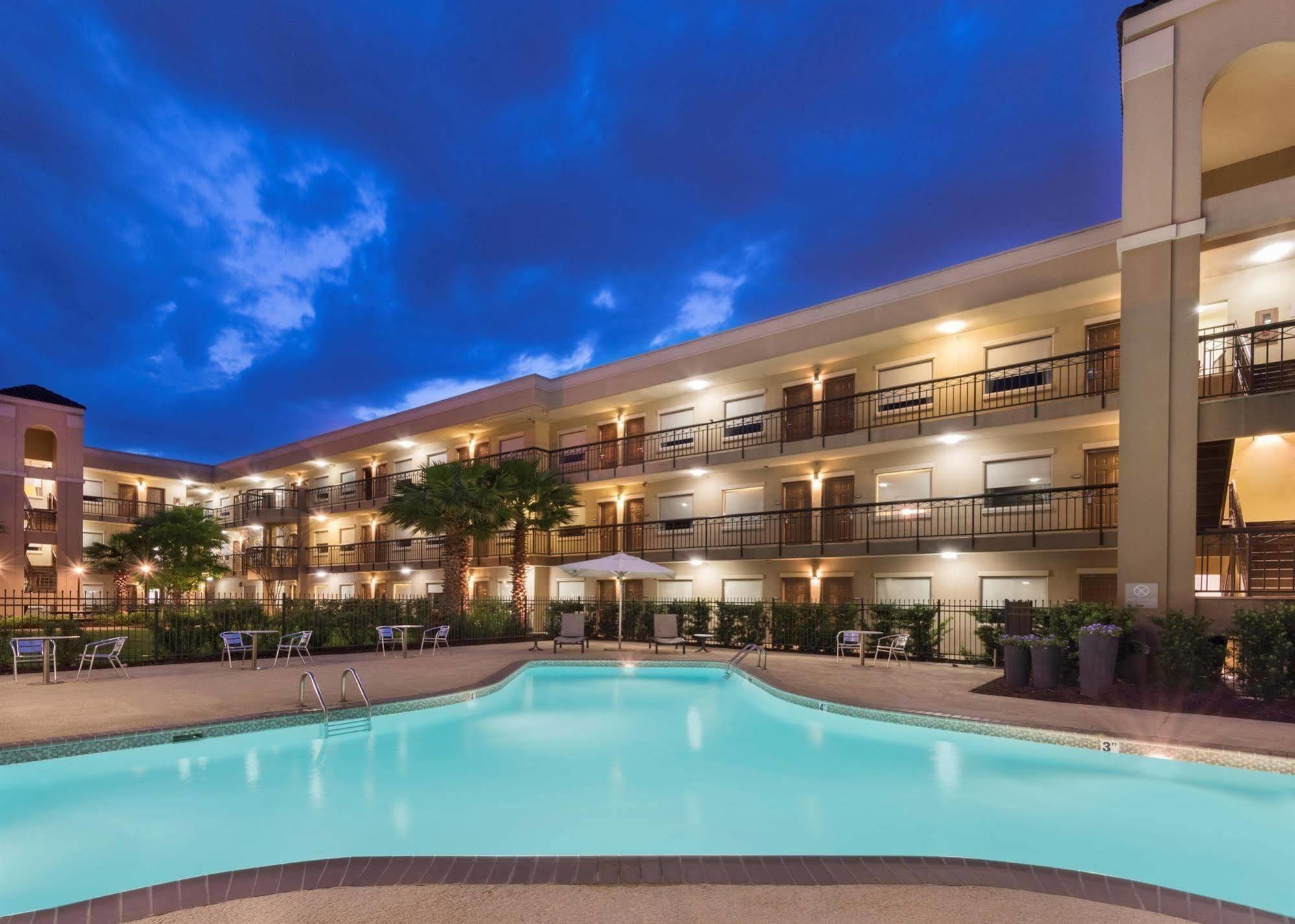 Comfort Suites Baton Rouge South I-10 Inniswold Exterior foto